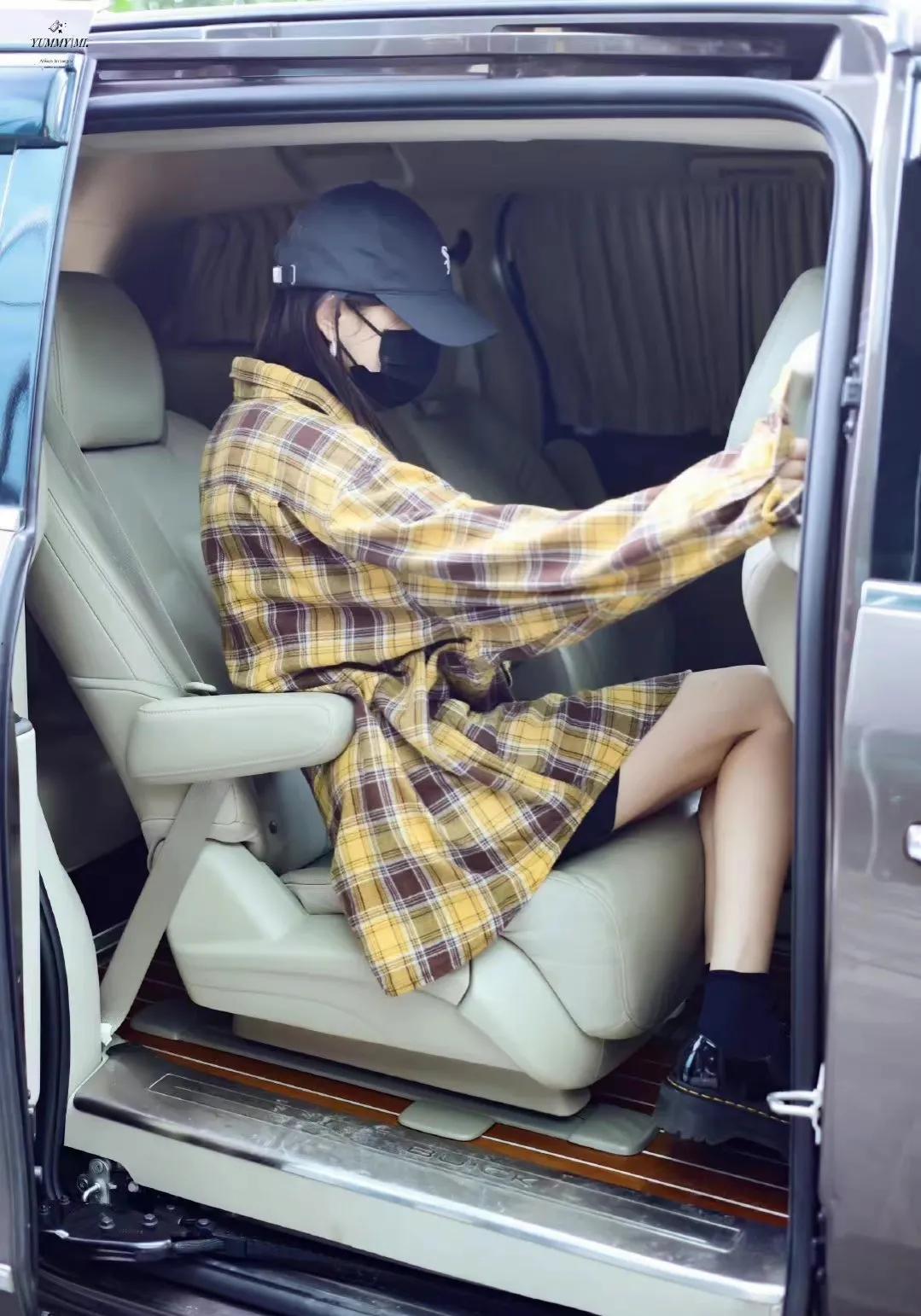 杨幂最新机场饭拍，格子衫加健身裤，下衣失踪露出大长腿又美又飒