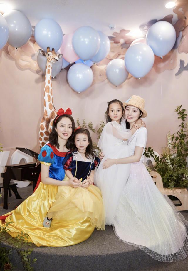李小璐懒理新恋情传闻，晒照回顾2021，母女拍故宫写真温情满满