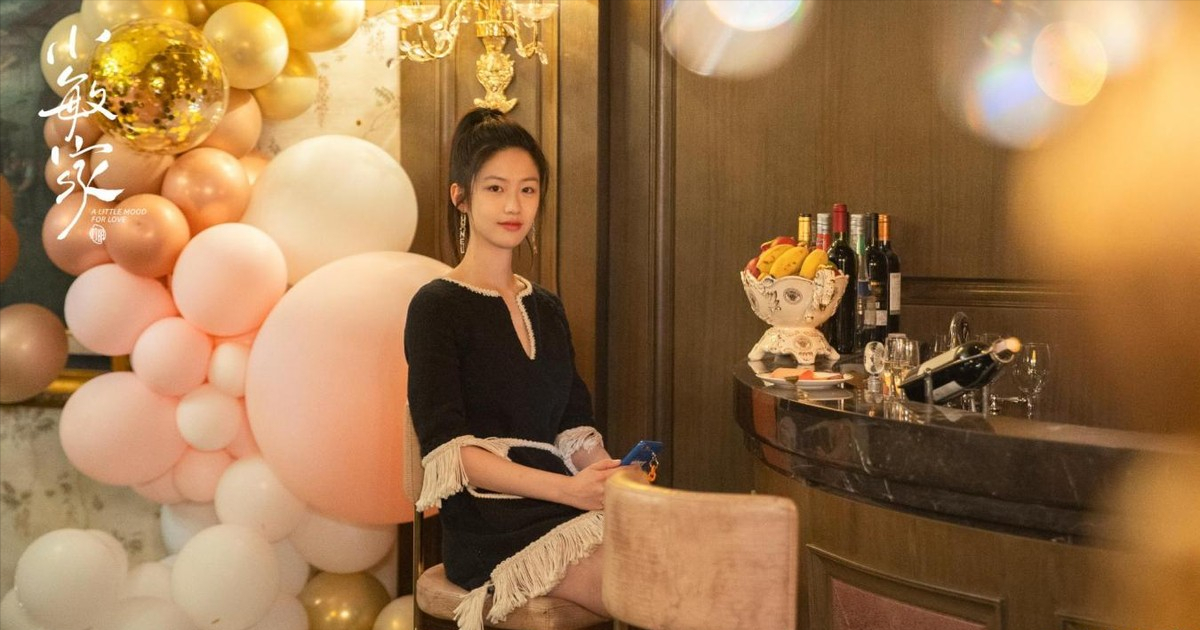 《小敏家》黄磊女儿向涵之，穿衬衫配百褶裙，有清纯大学生那味了