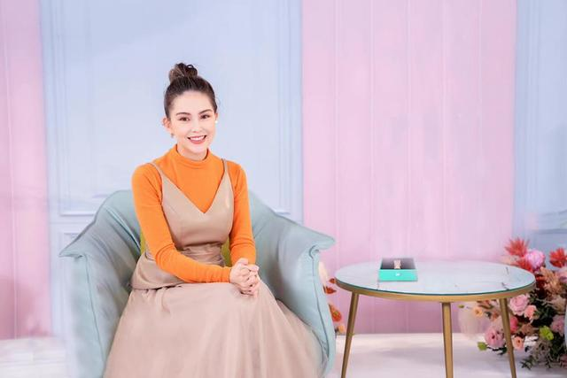 昆凌怀三胎后首次公开露面，全身照曝光身材变富态，5月孕肚抢镜