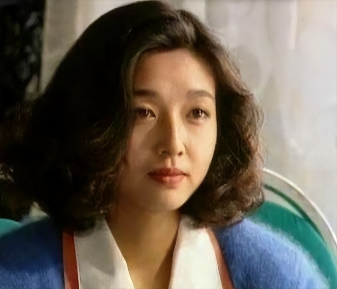 54岁江珊双手挽吴刚手臂，动作亲密被指不合适，与靳东分手后隐婚