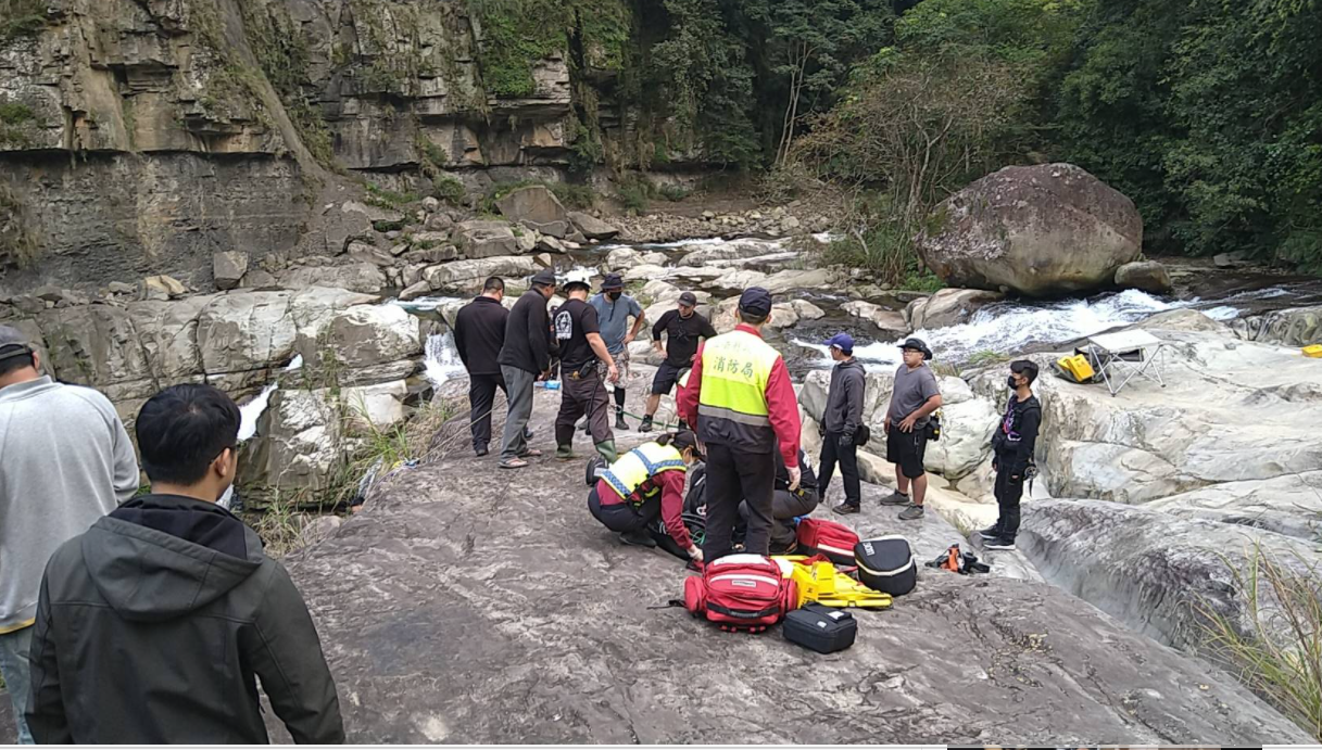 《初拥》剧方回应2人坠亡：现场有救难队和安全绳索，将全面停拍
