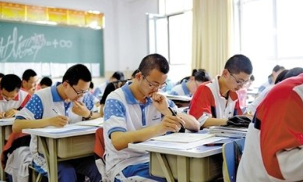 高中生假期手机不离手，家长担心影响学业，私查手机后感到惭愧