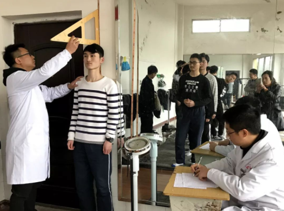 高考体检时学生需全部脱光？高三学生被吓坏，医生：我也不想看