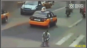 老太躺地遭碾压身亡，家属要求死刑+赔400万，司机：完全看不到人