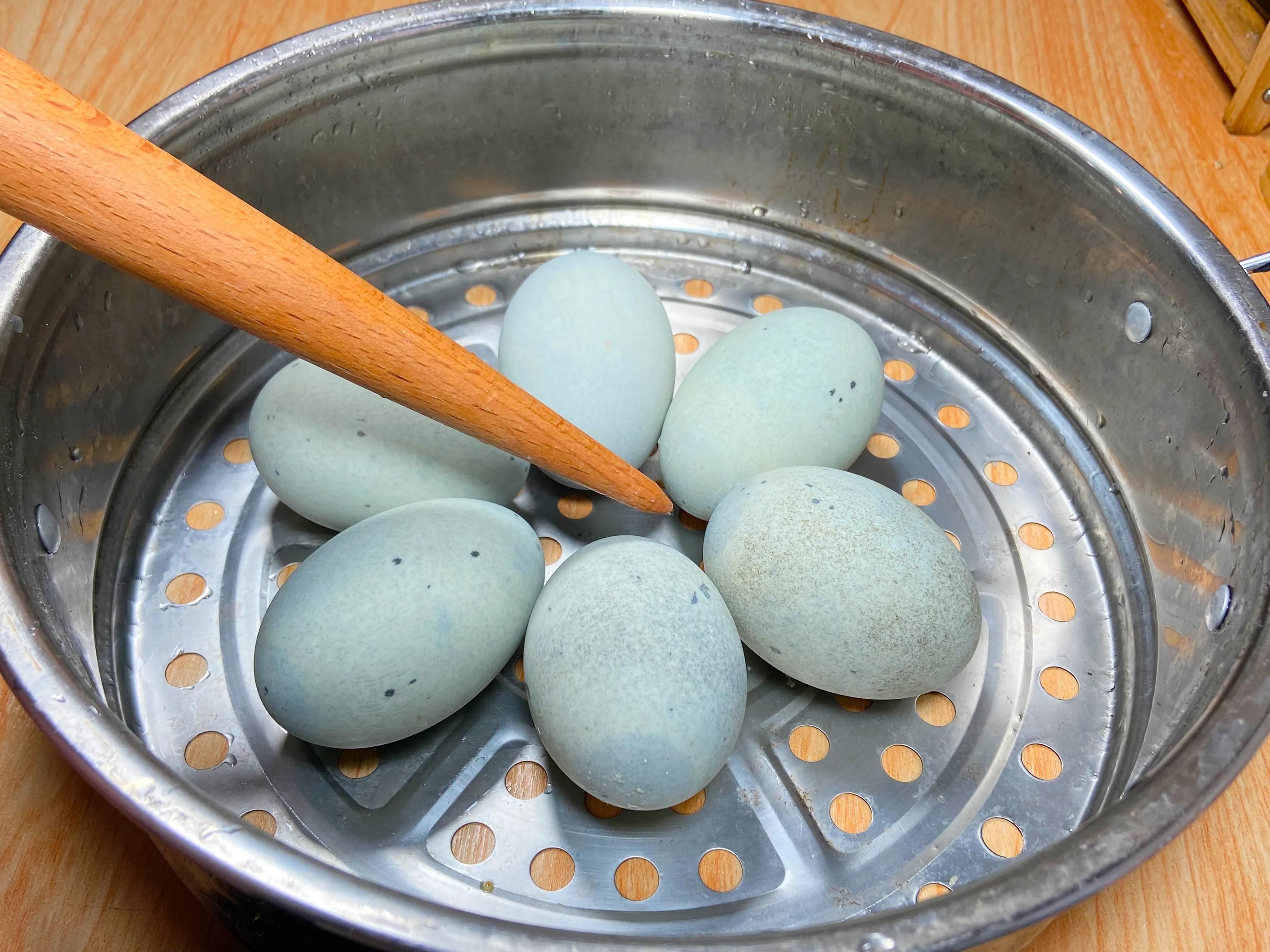 皮蛋放锅了蒸一蒸，饭店一份68，在家成本不到8元，好看又好吃