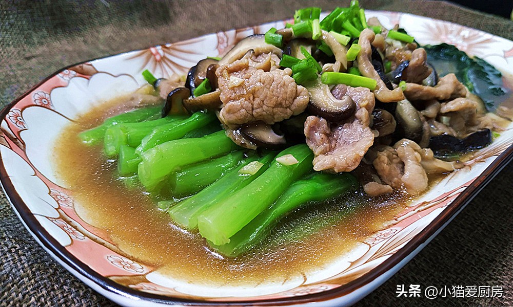 菜心能跟香菇一起炒的做法(比心这道香菇肉片溜菜心是用香菇、瘦肉、菜心制作的)