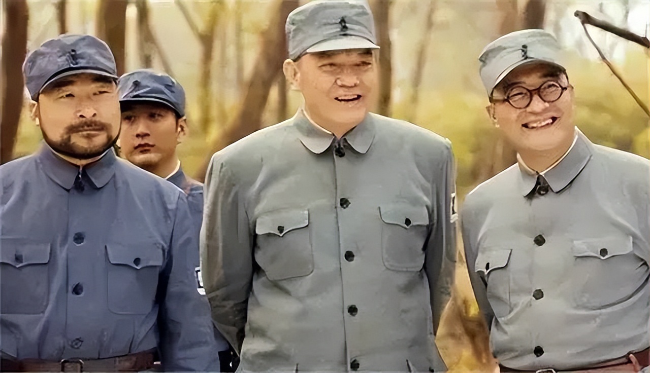 八路军帽子上的"两粒扣",有什么作用?看完就知道有多高明了