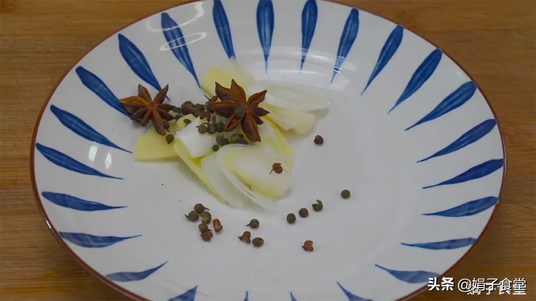 面条别水煮，放锅里简单一蒸，筋道、爽滑、入味，一次3碗吃不够