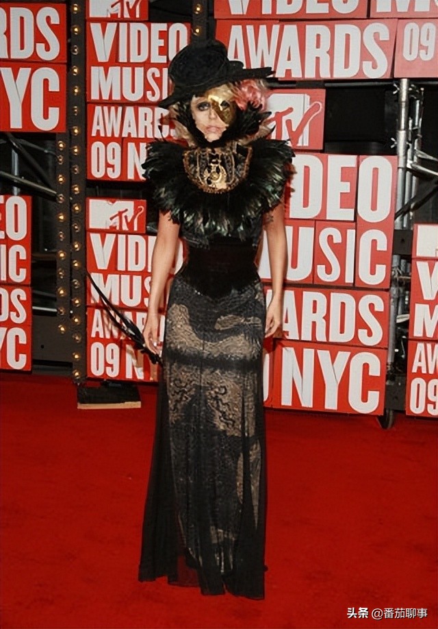 这些服装证明 Lady Gaga 是时尚界的终极变形者：时代女王的演变史