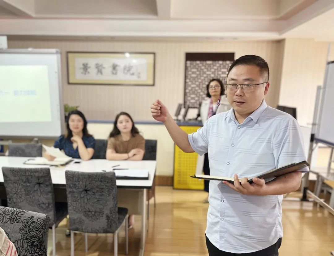 立足专业 关注“心”成长｜棠湖小学德育处召开5月份班主任例会
