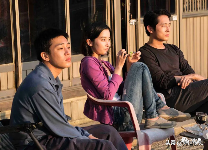 在一次送货的过程中,年轻的邮差钟秀(刘亚仁饰)被正在人行道上做促销