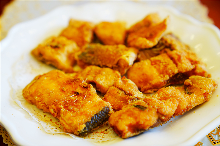 来东北旅游一定要吃这四样美食，从烧烤到火锅，从铁锅炖到全鱼宴