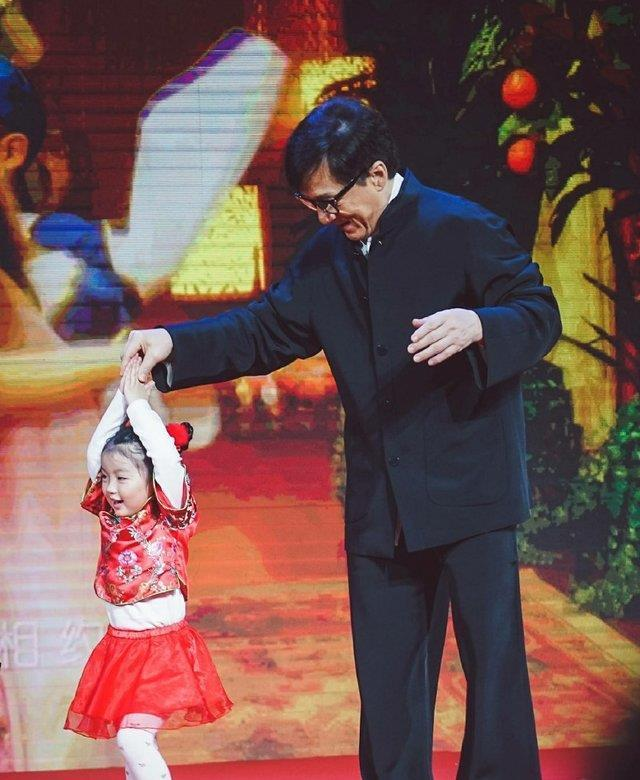 又一位10后天才迷你花横空出世，影视圈的未来就看她们了？