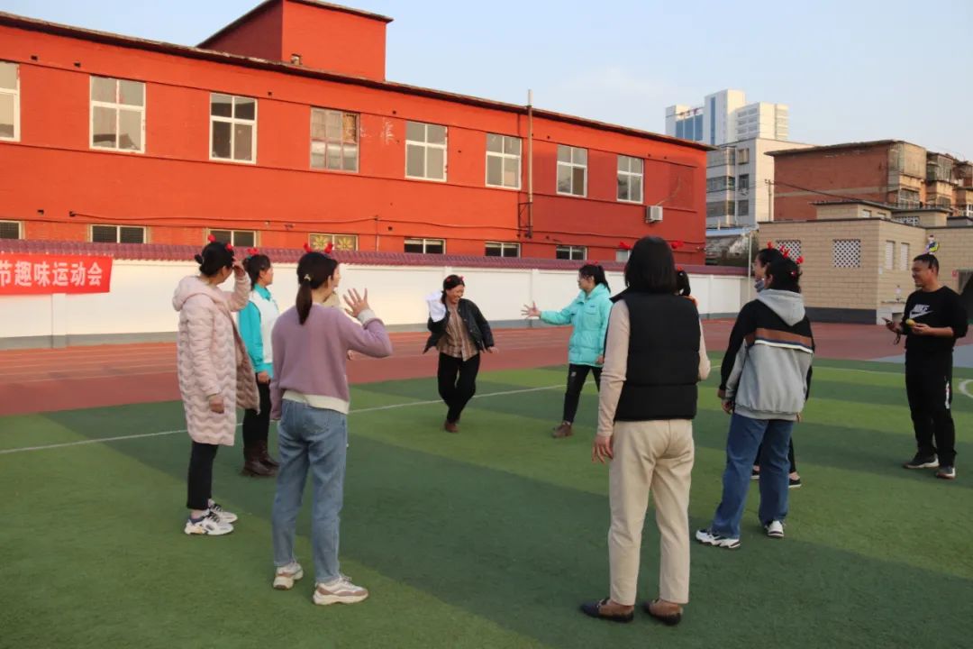 欢庆女神节日 尽展巾帼风采—自由路小学举行三八妇女节趣味运动会