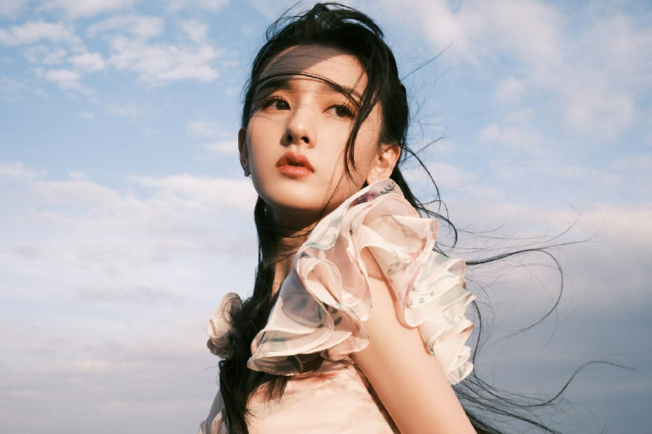 宋祖儿骑马漫步海岸仿佛精灵少女