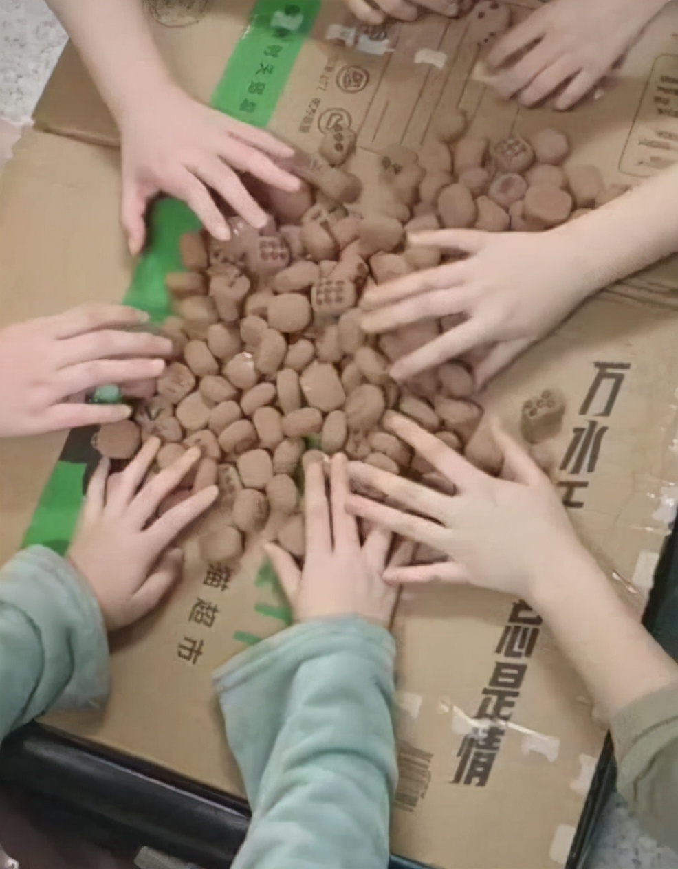 西安高校封校，女大学生解锁新技能：自制麻将，学生：幺鸡惹人爱