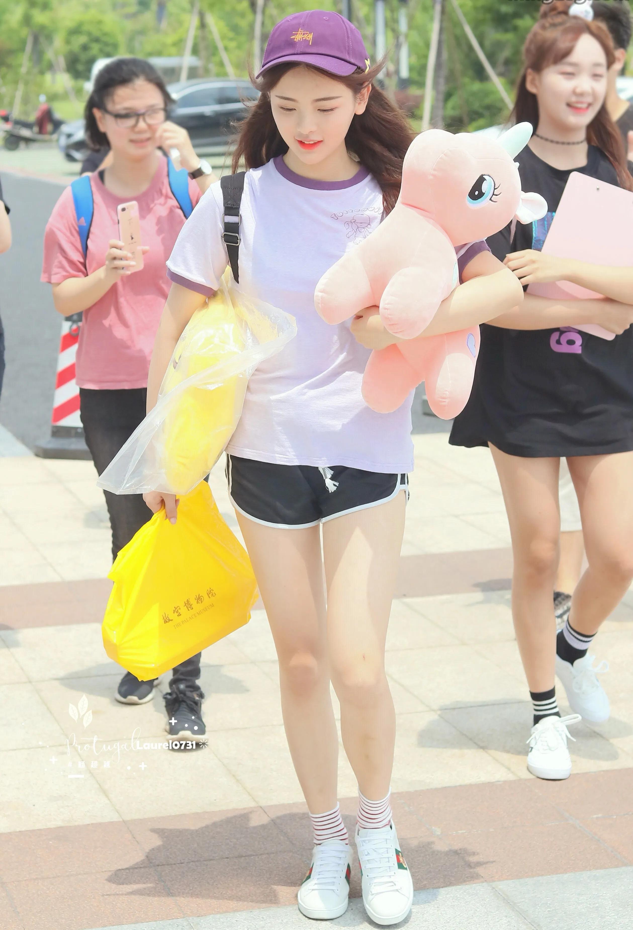 杨超越灰白色短袖T搭配黑色短裤，元气少女