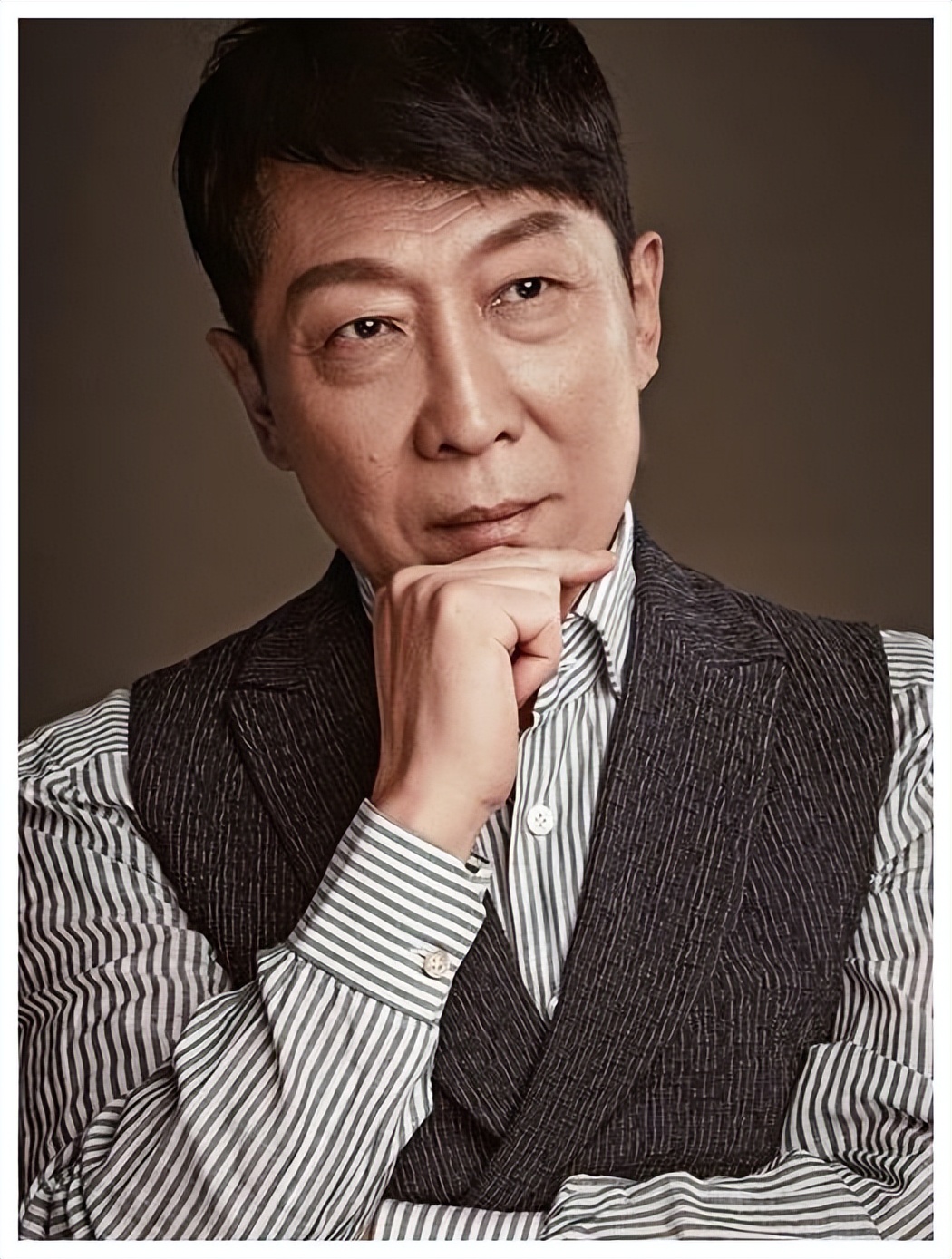 “爸爸专业户”韩童生：放弃铁饭碗当演员，与妻子恩爱多年很幸福