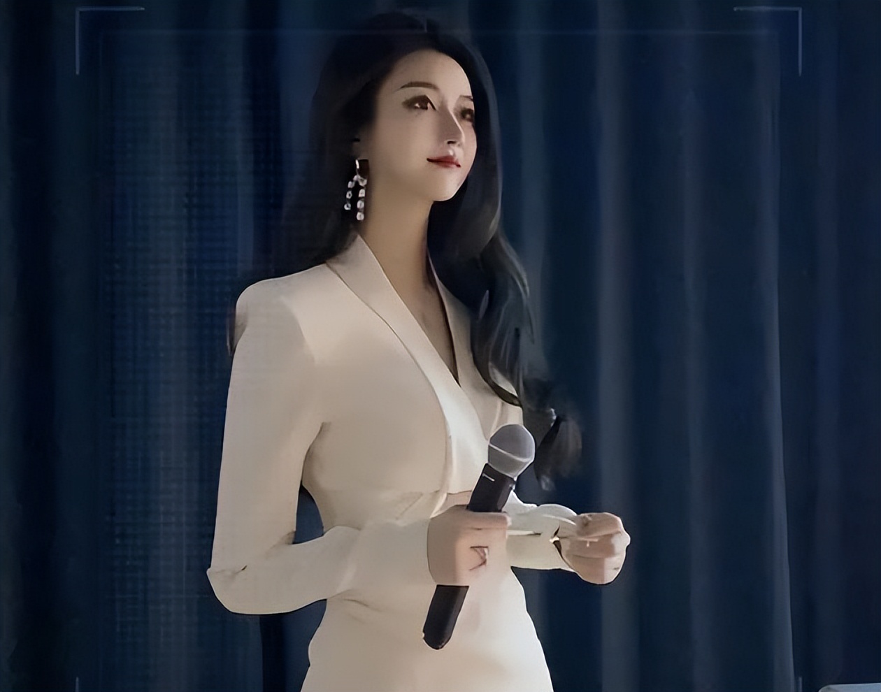 上海一大学女教师走红，眉眼精致身材好，却有种“仿生AI”的感觉