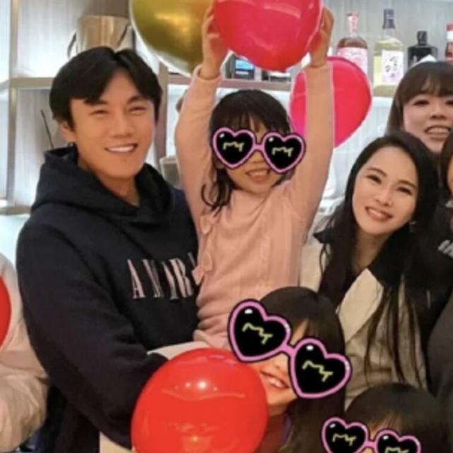 54岁伊能静与女儿合唱，5岁米粒越长越像妈妈，母女卖萌超有爱