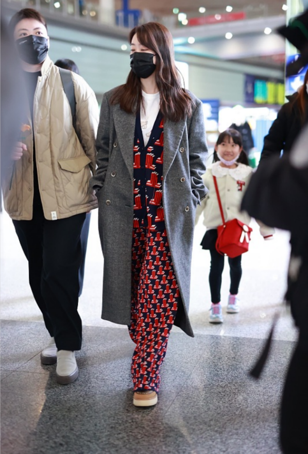 灰色呢子大衣叠搭印花针织套装(灰色呢子大衣叠搭印花针织套装图片)