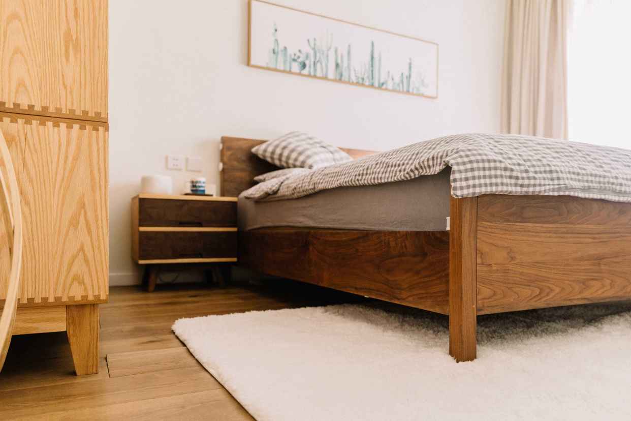 "镜子对大床,求医日日忙",除了镜子,这些东西也不能放在床边