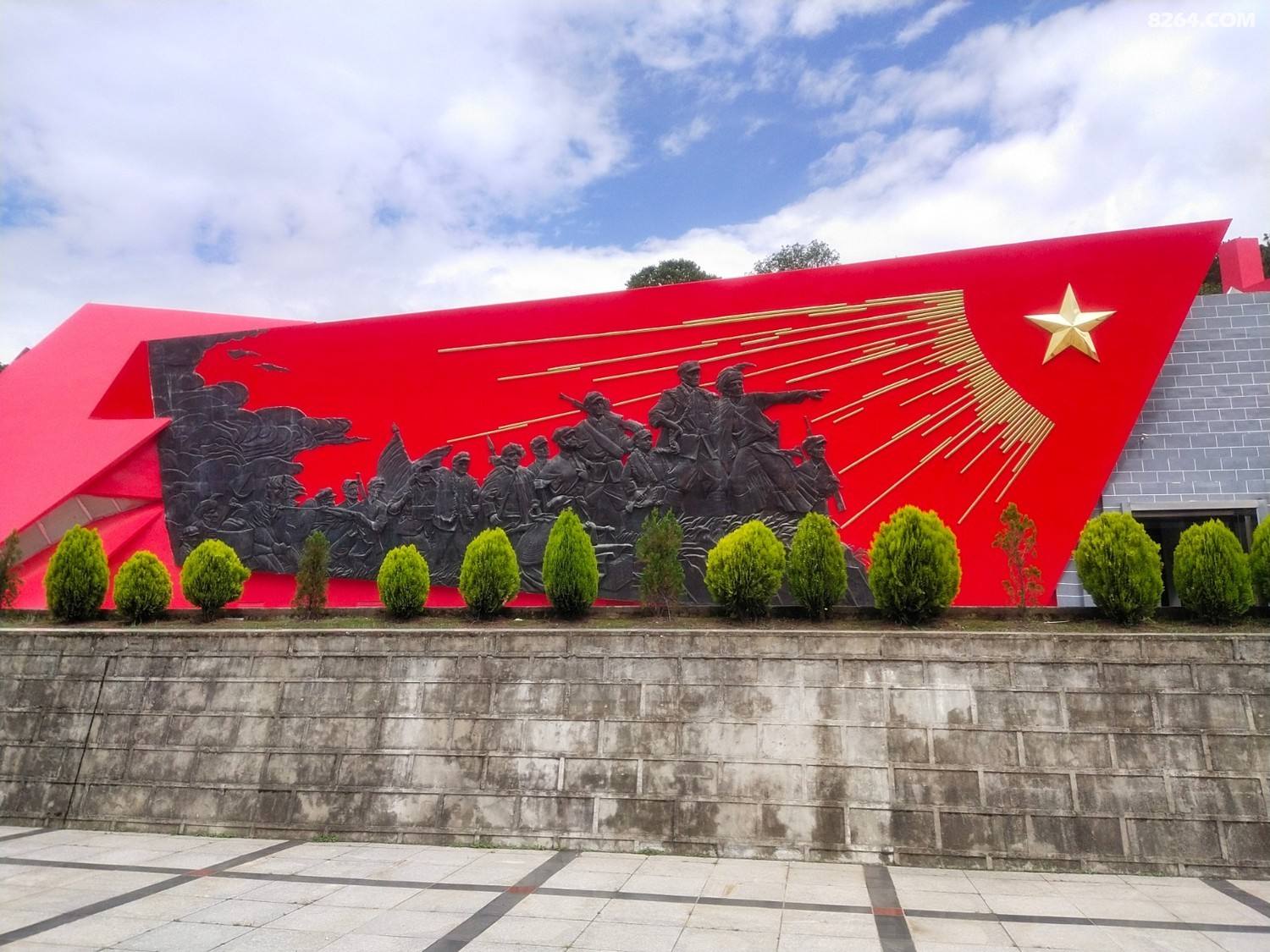 一学生家境困难登报后惊动中央，人民大会堂设宴3桌，宴请他全家