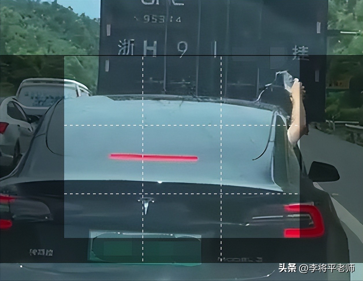 倒水打伞贴报纸，新能源车的天幕玻璃为何这么坑？车企：省钱啊