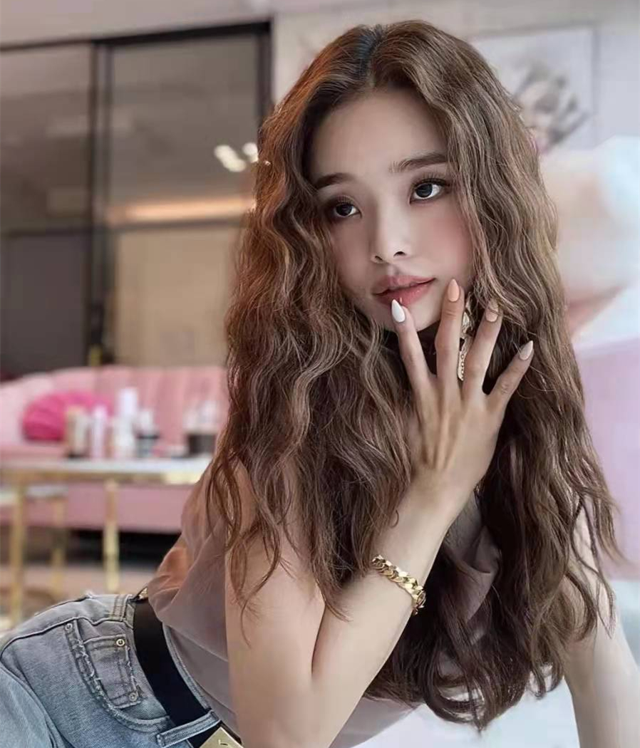 时尚的日系"羊毛卷",慵懒随意不失精致感,洋气显白不显老