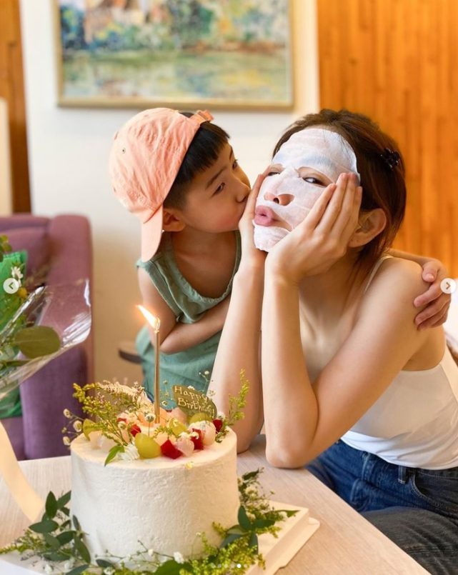 Ella晒全家福庆祝41岁生日，被老公儿子左右夹吻，一家三口超幸福