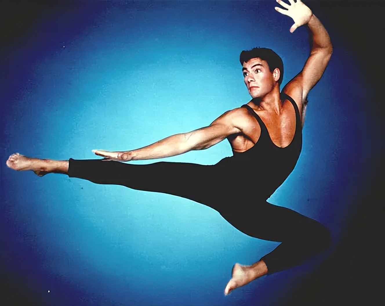 充满力量感的尚格云顿，始终是很多人心中最劲爆的动作巨星