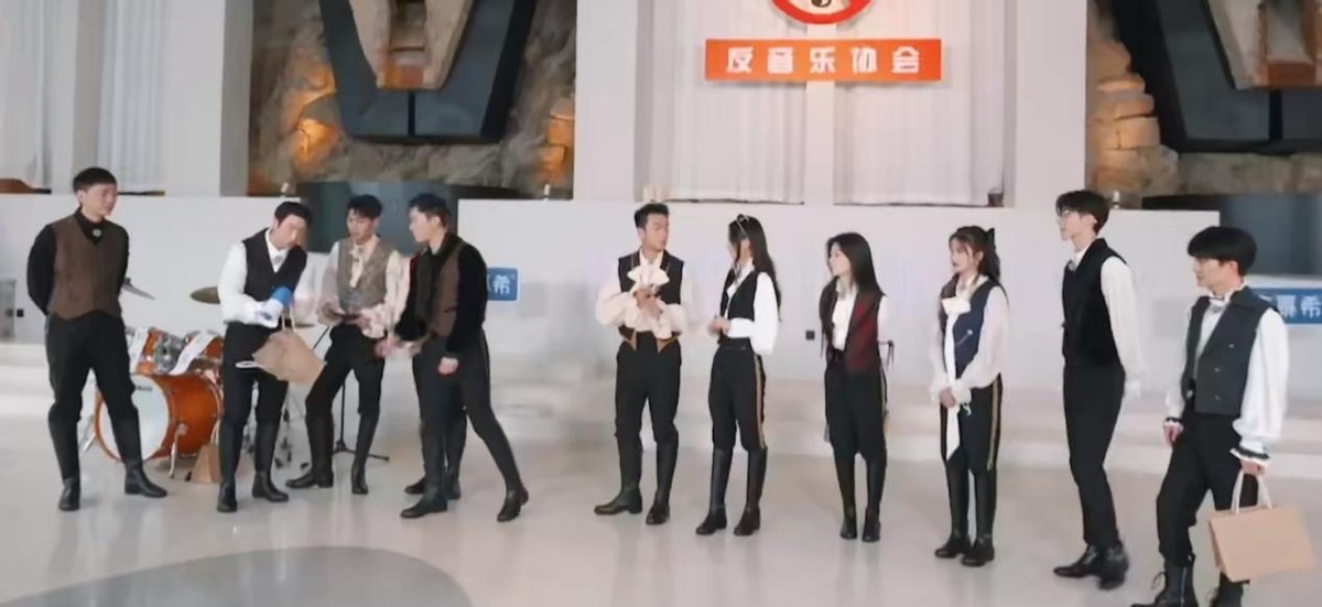 《奔跑吧》第六期今晚播！“湿身”游戏、撕名牌，欲再掀收视狂潮