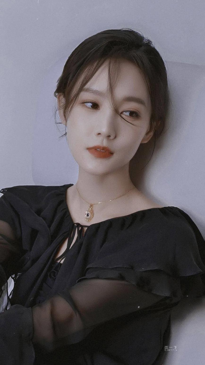 李一桐黑色蓬松长裙