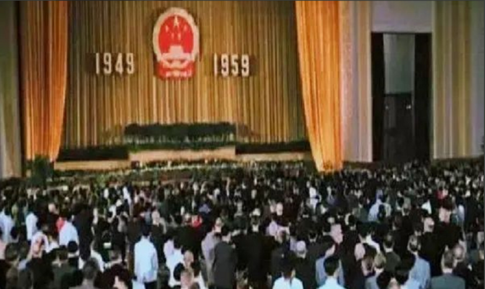 1959年人民大会堂举办国宴，50位电工藏在天花板中，解决安全隐患