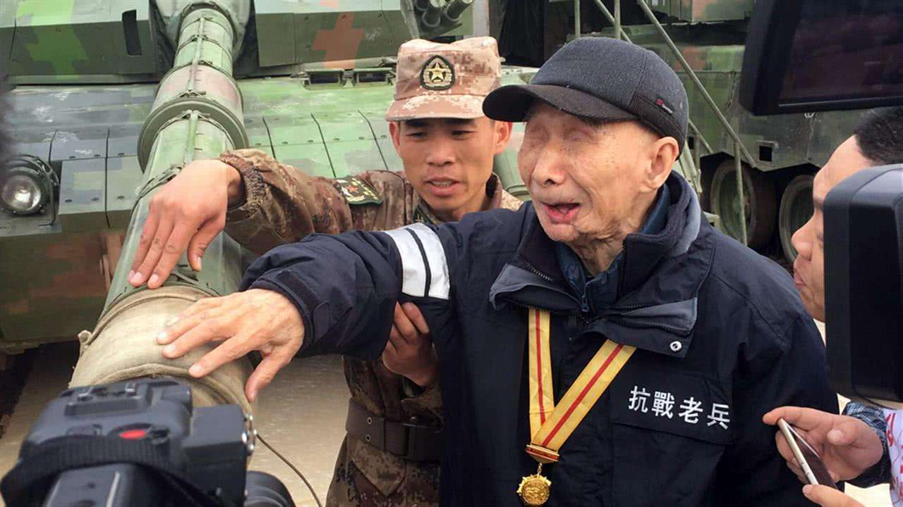 94岁失明老人，因收藏日军大印暴露身份，为何军区开6辆坦克相迎