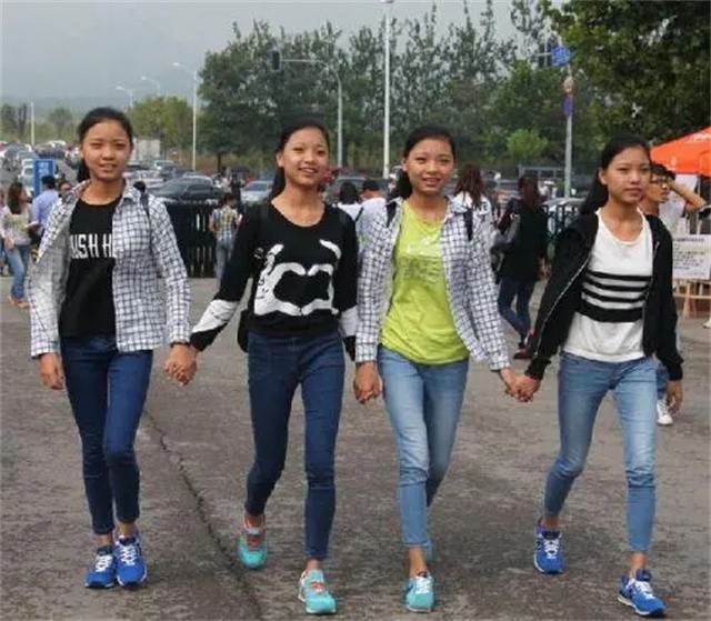 山东四胞胎“冰清玉洁”：12岁离家学艺，上同所大学还住一间宿舍