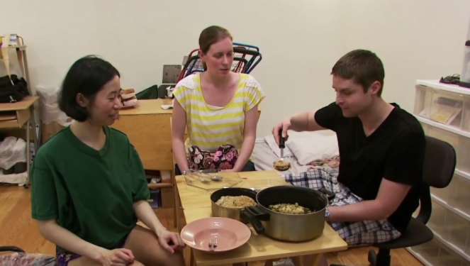 日裔女白领凯特：20年不买内衣，食物全靠捡，纸巾晒干用2遍才扔