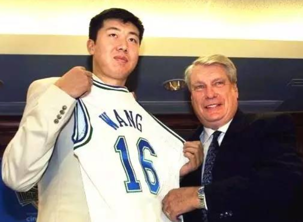 王治郅为什么从nba(八一名宿王治郅：姚明易建联“中间人”，首位登陆NBA中国球员)