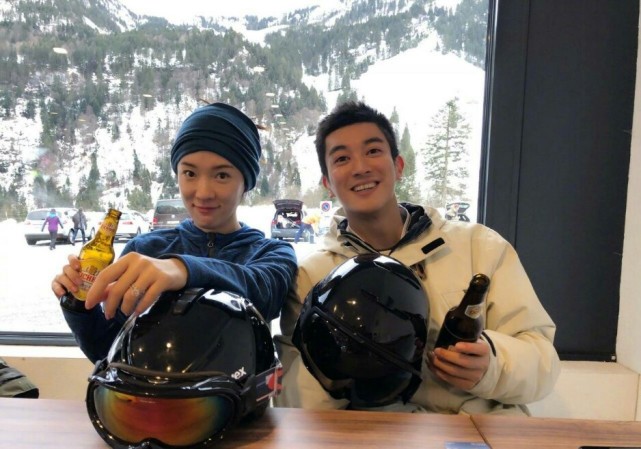 杜江陪霍思燕甜蜜度假后，晒和儿子滑雪照，8岁嗯哼越来越像爸爸