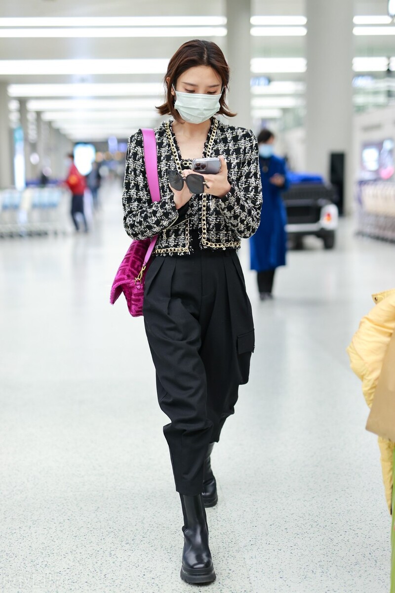 唐艺昕穿乔鸟格粗花呢外套搭配萝卜裤，背粉色法棍包贵气十足