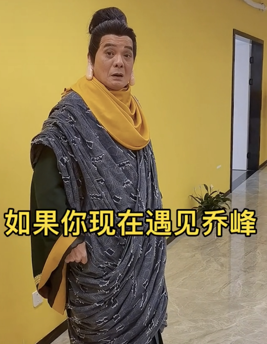 68岁港星李国麟豪宅曝光，疑似富三代住半山别墅，穿百元衣太低调