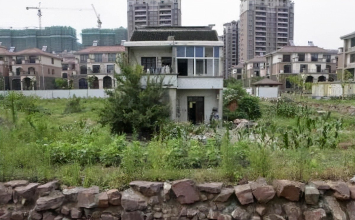 苏州一拆迁户，矮楼被别墅群包围，1000万也不拆，回家还得渡河