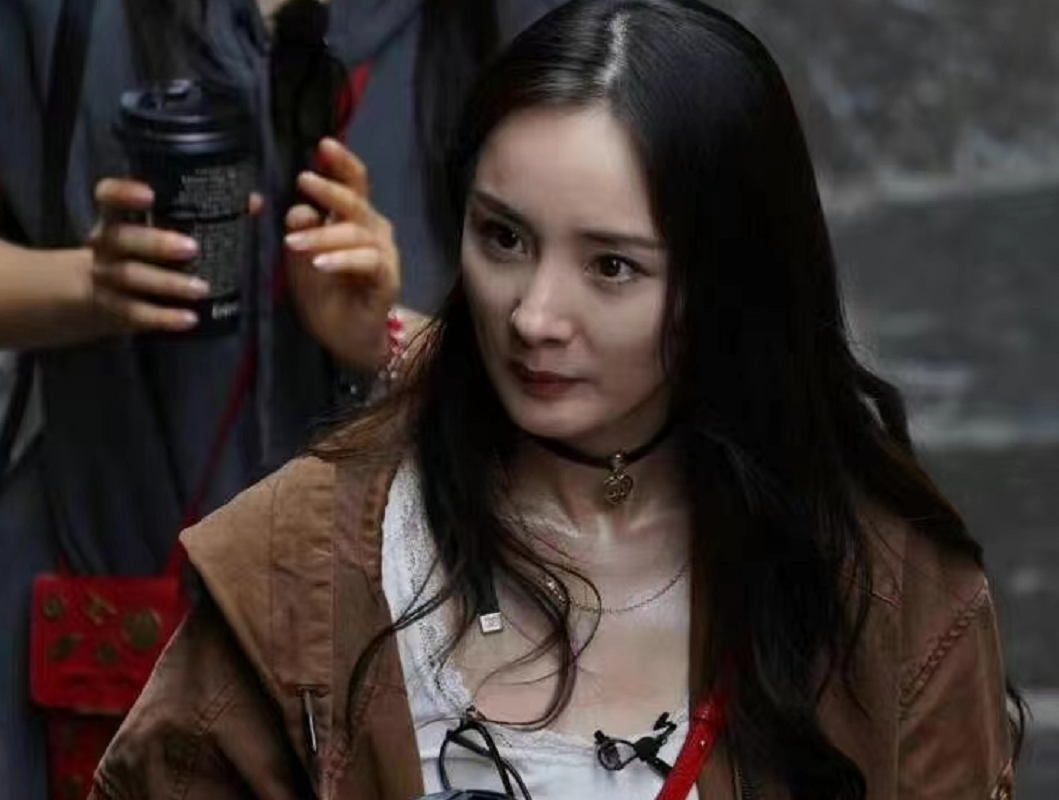 又一组热巴未修图曝光!方形脸痘痘肌,内娱颜值天花板滤镜粉碎