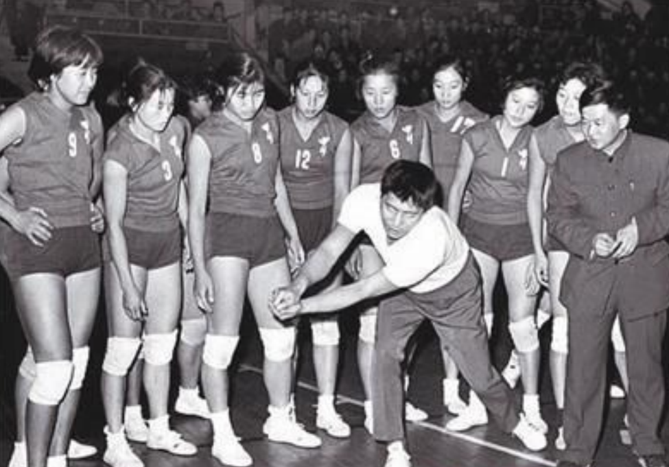 1964年贺龙邀请大松博文，亲自训练中国女排，周恩来不高兴？为何