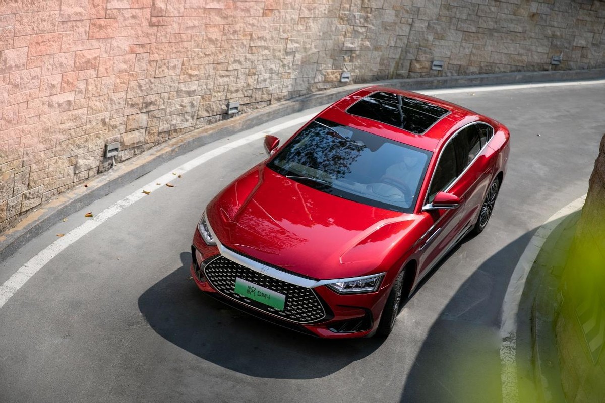 比亚迪汉DM系列亮相设计品鉴会，于艺术空间彰显摩登精神