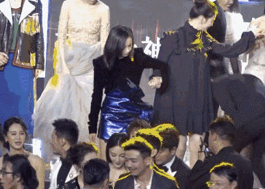 男星走红毯有风险！帮女星提裙显情商，吴京直男、沈腾杜江太尴尬