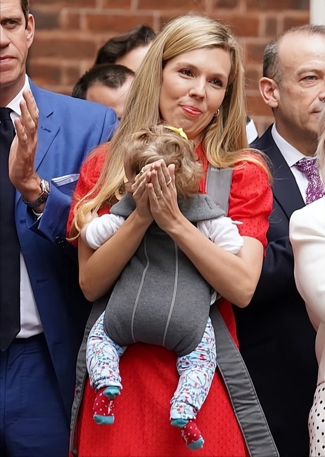 鲍里斯辞职后穿得好随意！抱2岁儿子高调出街，爷俩卷毛发型吸睛