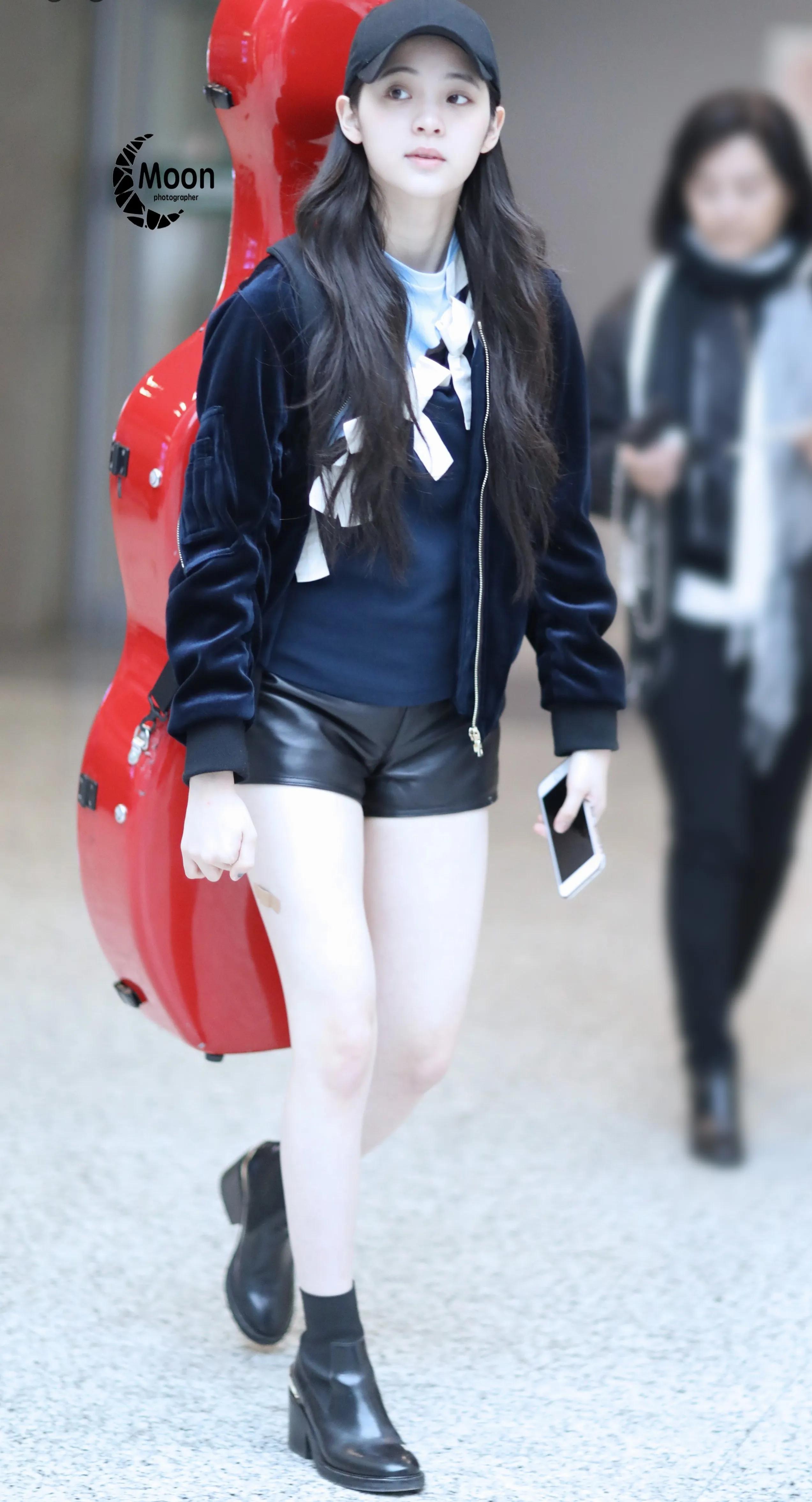 欧阳娜娜身穿黑色外套皮短裤，一身黑色look酷感十足