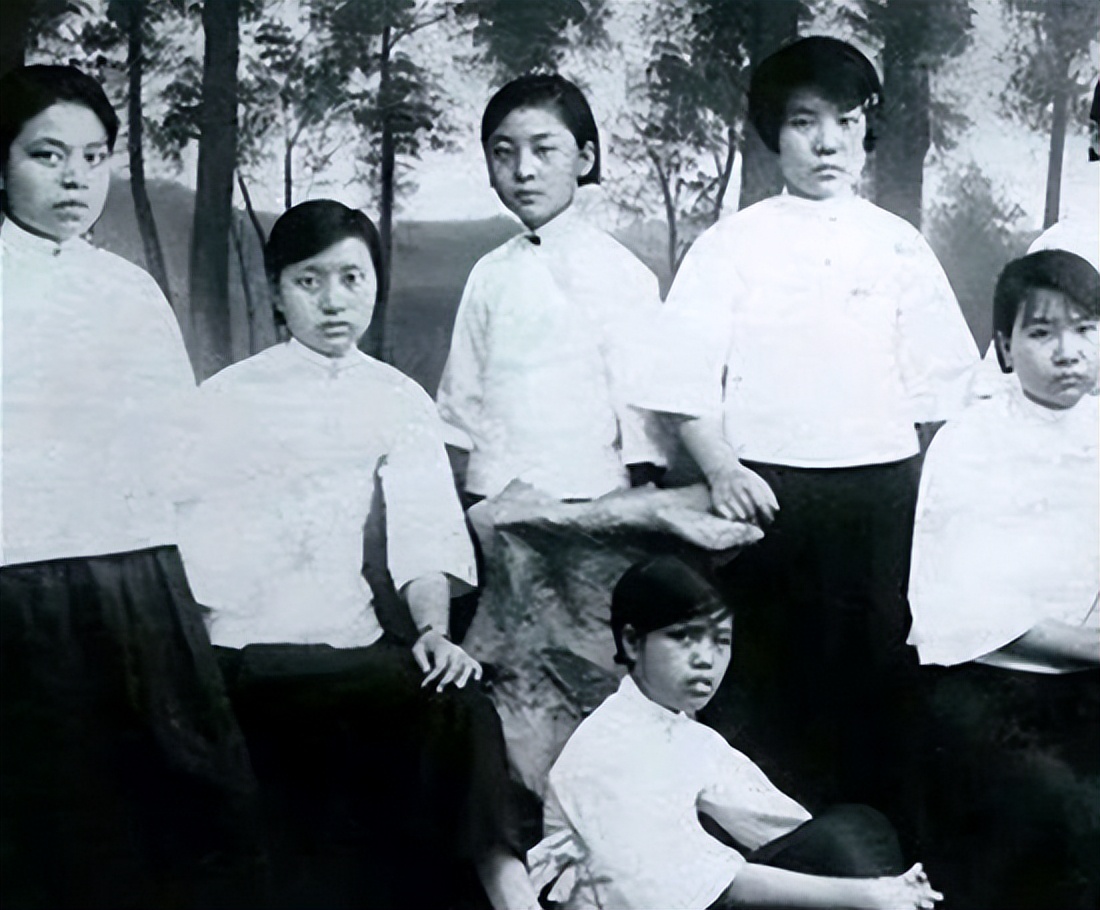 湖南老家外甥女到北京探亲，毛主席开玩笑：你给舅舅带啥礼物了？